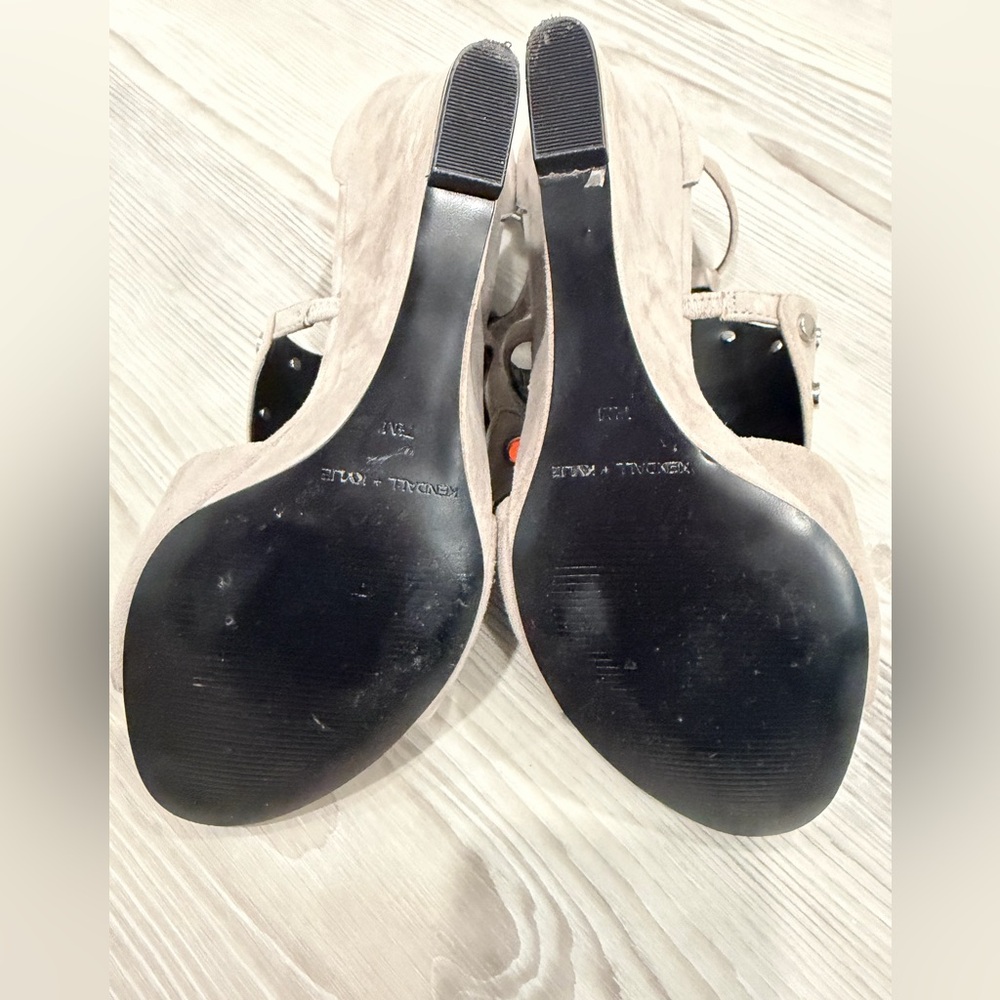 KENDALL & KYLIE Women’s Suede Wedge Sandal Heels. Size 7.5. Grey. Grommets. EUC - Picture 6 of 9